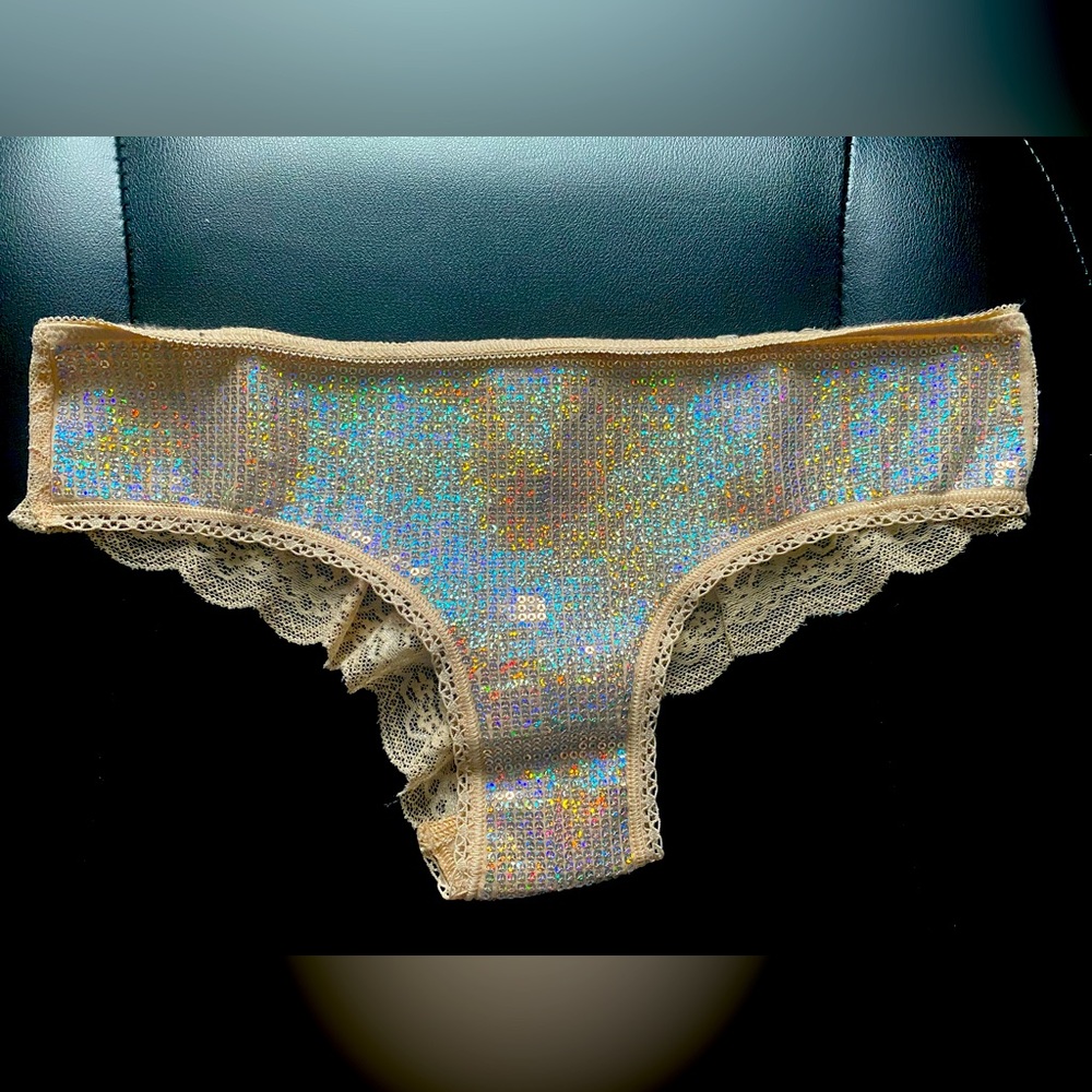 VS Pink low rise hip hugger panty size S. Lace back detail NWT